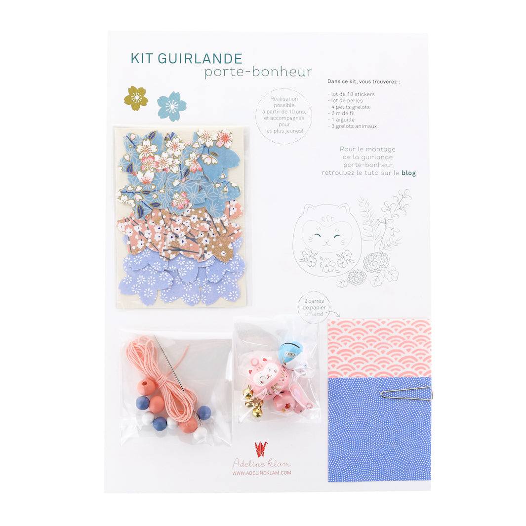 photo packshot du packaging du kit guirlande porte-bonheur bleu lavande, rose clair et blancs « givre » adeline klam