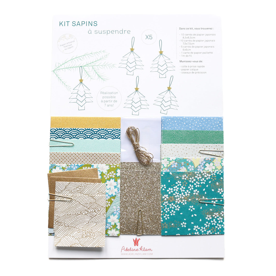 photo packshot du packaging du kit sapins à suspendre dans les tons bleus, verts et dorés « forêt » adeline klam