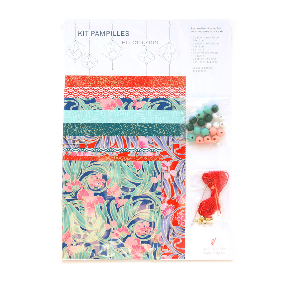 photo packshot du packaging du kit pampilles « baroque » dans les tons rouges, bleu canard, roses et vert d'eau adeline klam