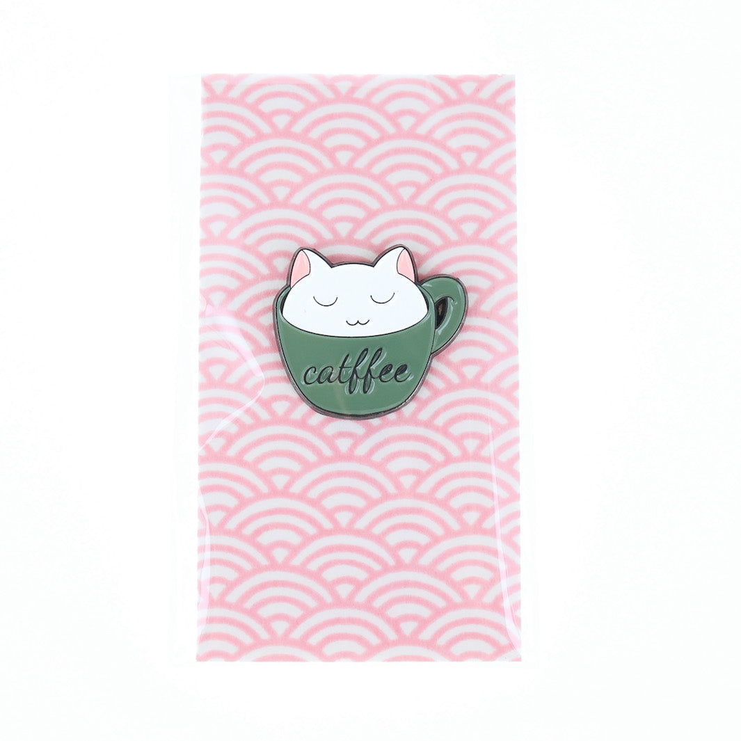 photo packshot du packaging du pin's catffee blanc, vert et rose