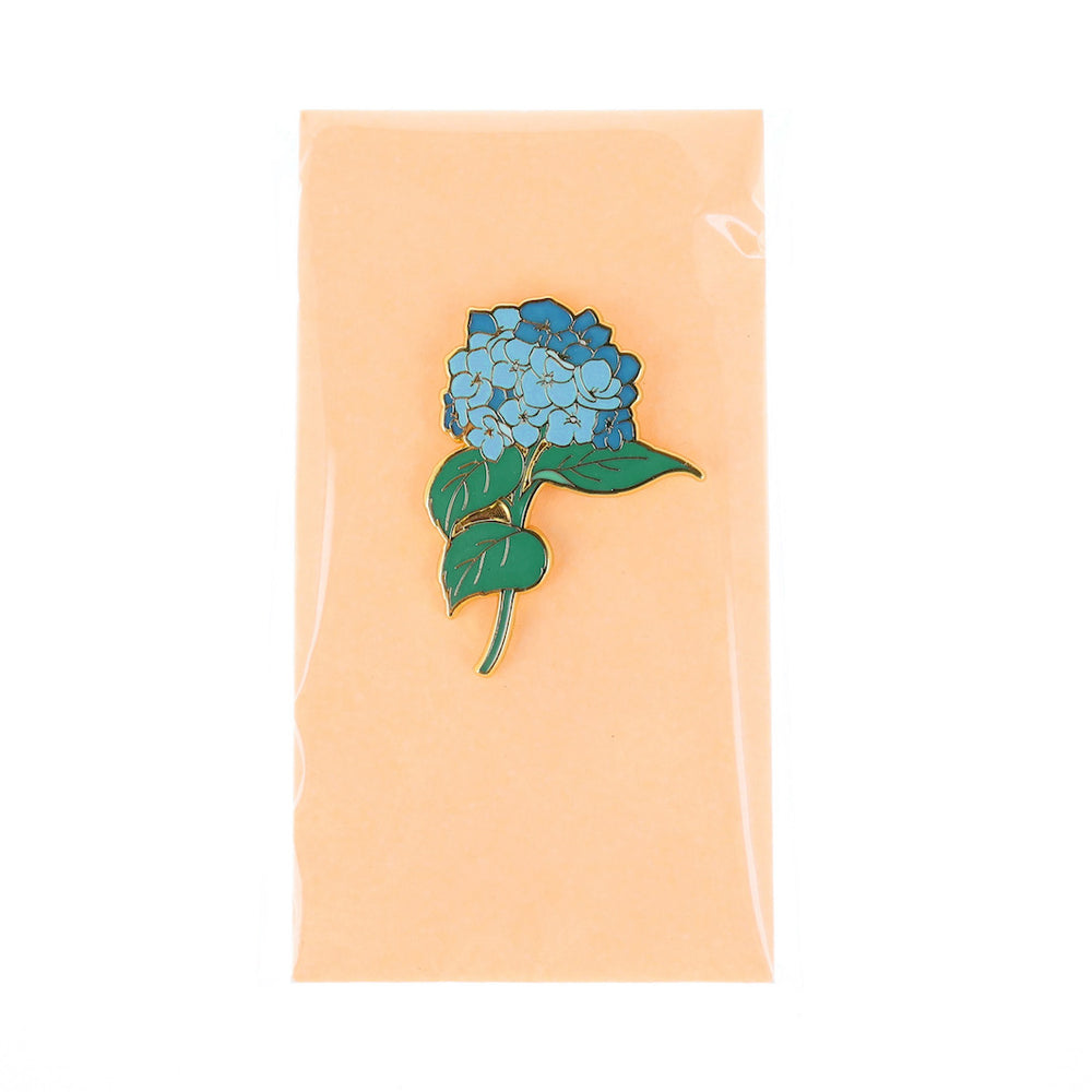 photo packshot du packaging du pin's en forme de brin d'hortensia bleu et vert