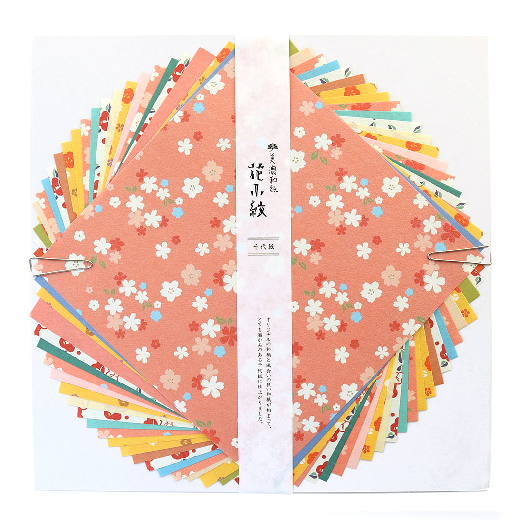 photo packshot du packaging du set de 24 papiers origami en 15cm par 15cm aux motifs fleuris et unis dans un mélange hana furukawashiko