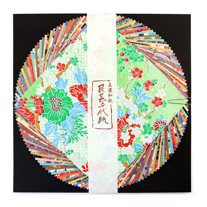 photo packshot du packaging du set de 40 papiers origami en 15cm par 15cm aux motifs traditionnels et unis dans un mélange folklorique furukawashiko