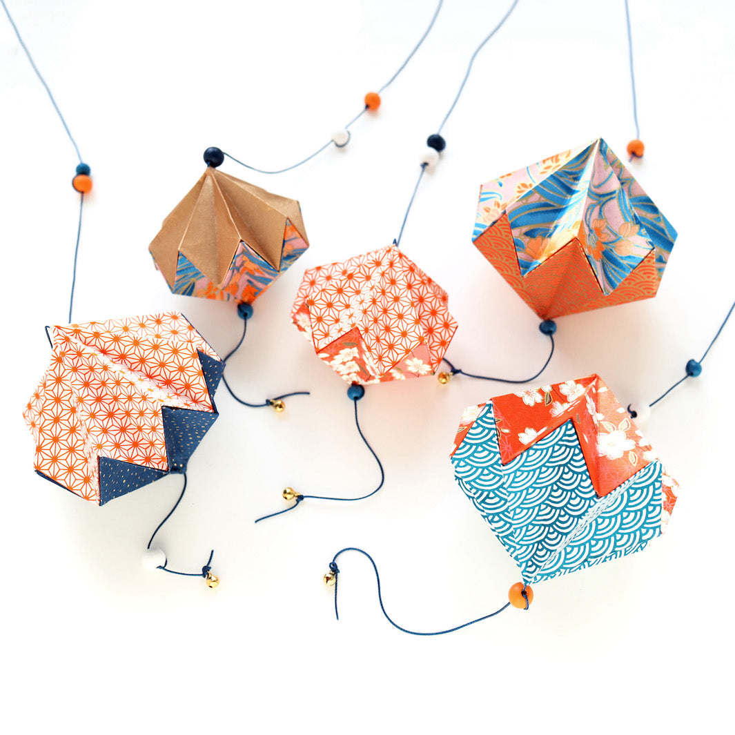 photo packshot des pampilles montées du kit pampilles « william » dans les tons corail, bleu moyen et nuit, roses et dorés adeline klam