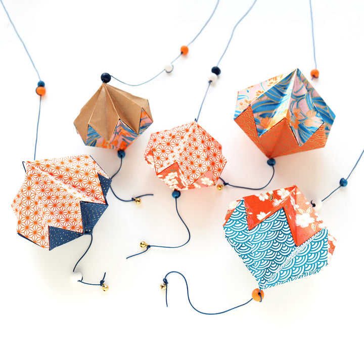 photo packshot des pampilles montées du kit pampilles « william » dans les tons corail, bleu moyen et nuit, roses et dorés adeline klam