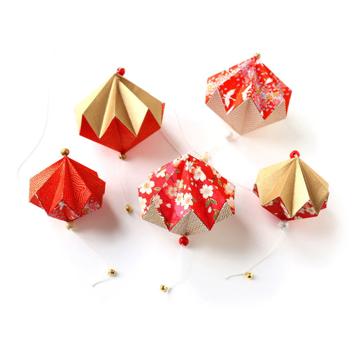 photo packshot des pampilles montées du kit pampilles « rubis » dans les tons rouges, blancs et dorés adeline klam