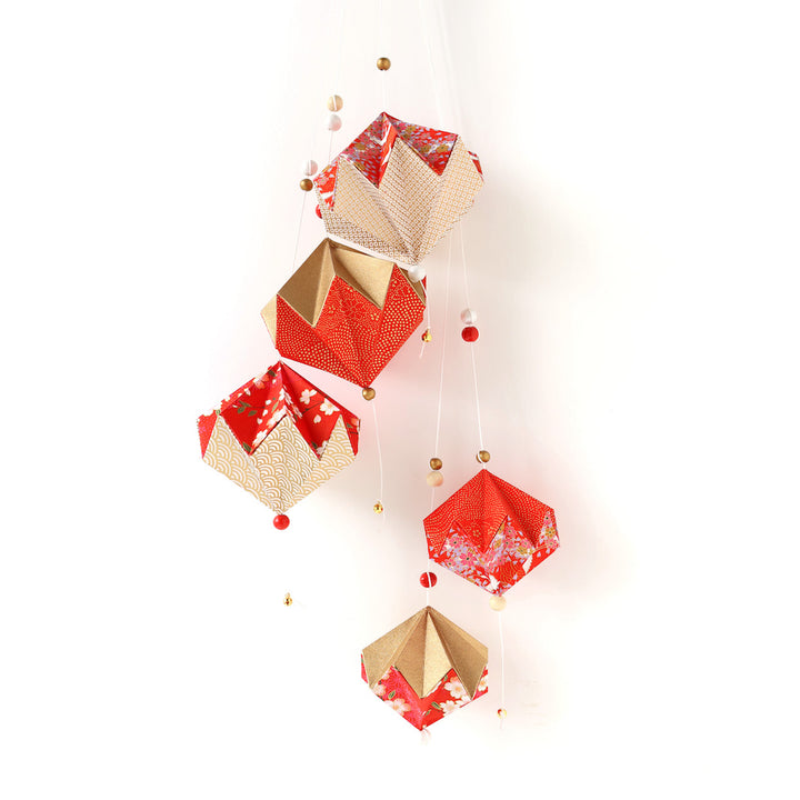 photo packshot des pampilles montées du kit pampilles « rubis » dans les tons rouges, blancs et dorés adeline klam