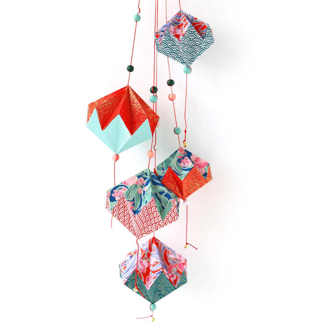 photo packshot des pampilles montées du kit pampilles « baroque » dans les tons rouges, bleu canard, roses et vert d'eau adeline klam