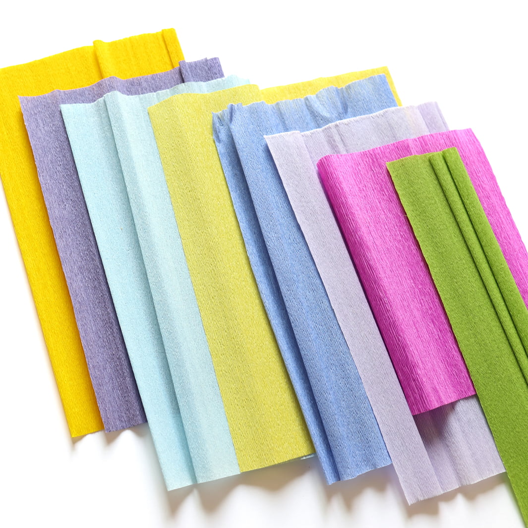 photo packshot des papiers crépon du kit bouquet de campanules en crépon dans les tons bleu violet, bleu ciel, jaunes, ivoire, magenta et vert moyen adeline klam