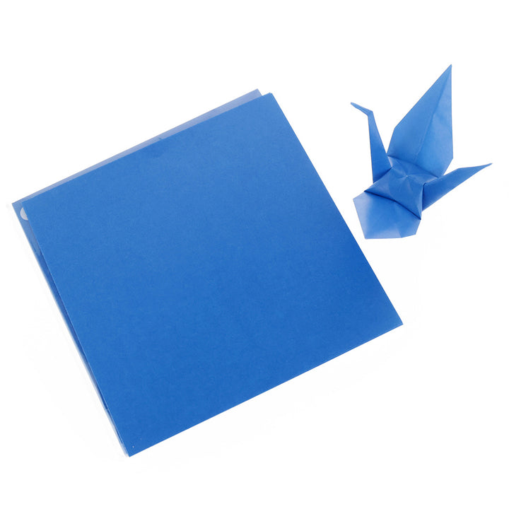 photo packshot des papiers et d'une grue montée du set de 100 papiers origami unis bleu saphir toyo