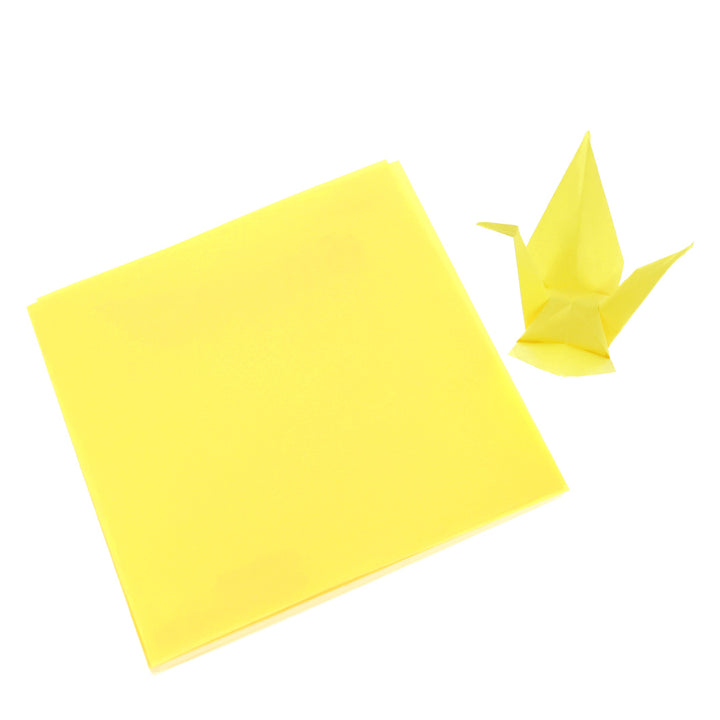 photo packshot des papiers et d'une grue montée du set de 100 papiers origami unis jaune citron toyo