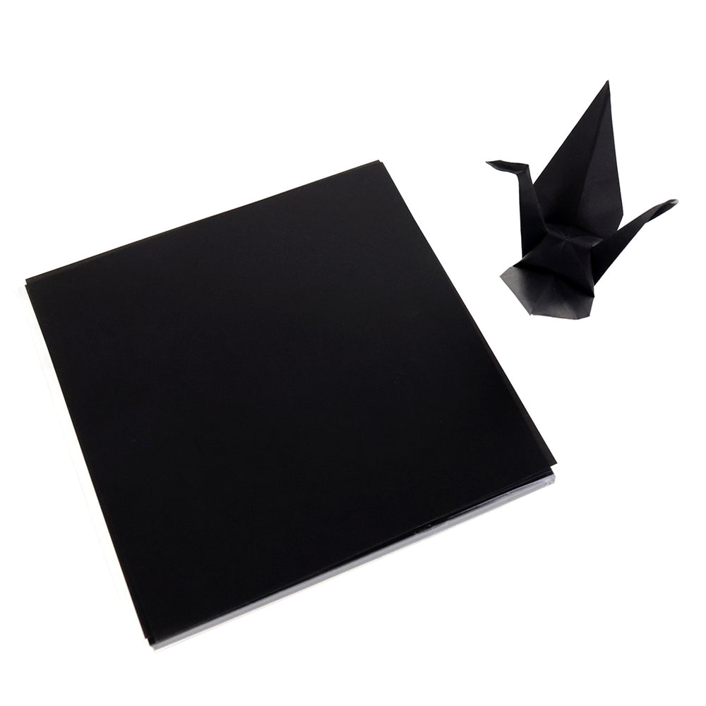 photo packshot des papiers et d'une grue montée du set de 100 papiers origami unis noirs toyo