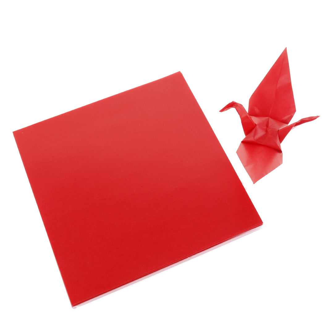 photo packshot des papiers et d'une grue montée du set de 100 papiers origami unis rouge cerise toyo