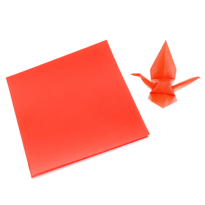 photo packshot des papiers et d'une grue montée du set de 100 papiers origami unis rouge tomato toyo
