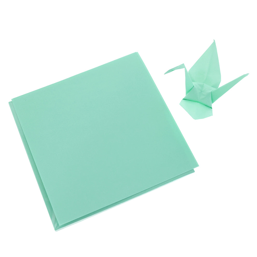 photo packshot des papiers et d'une grue montée du set de 100 papiers origami unis vert d'eau toyo