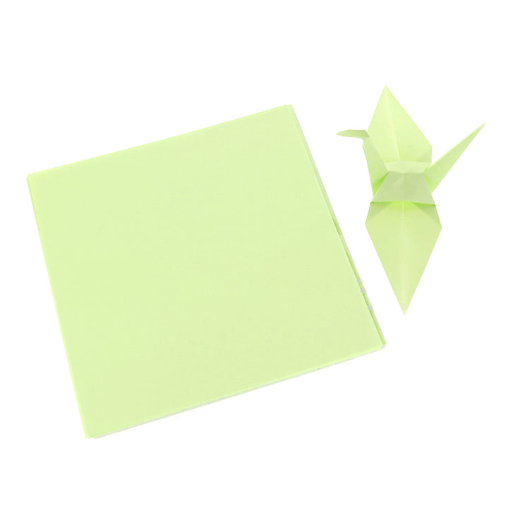 photo packshot des papiers et d'une grue montée du set de 100 papiers origami unis vert pistache toyo