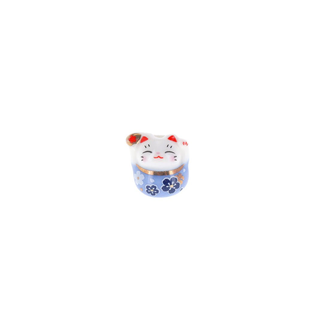 photo packshot de face de perle en céramique en forme de petit maneki-neko bleu portant un éventail