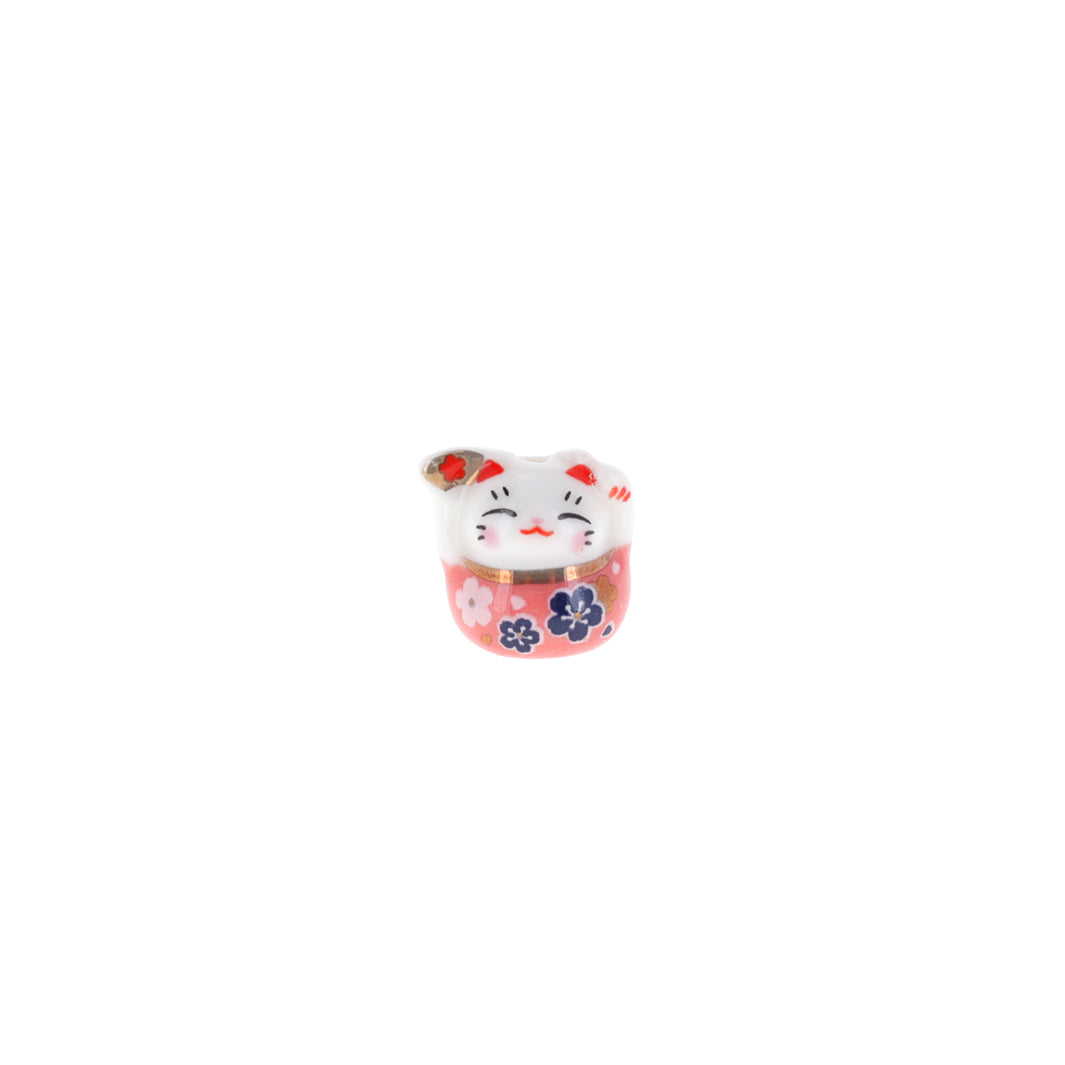 photo packshot de face de perle en céramique en forme de petit maneki-neko rose portant un éventail