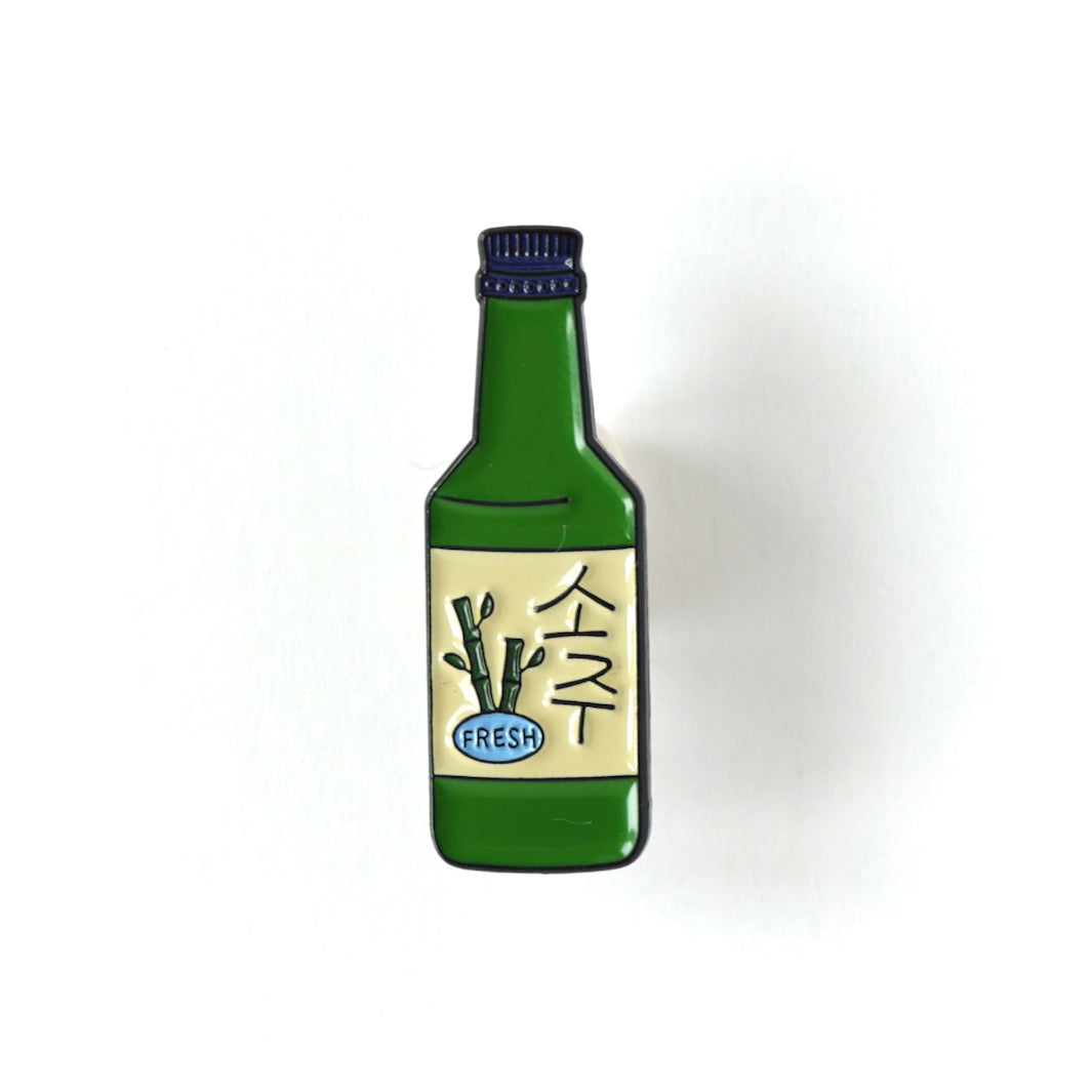 photo packshot du pin's en forme de bouteille verte de limonade au bambou