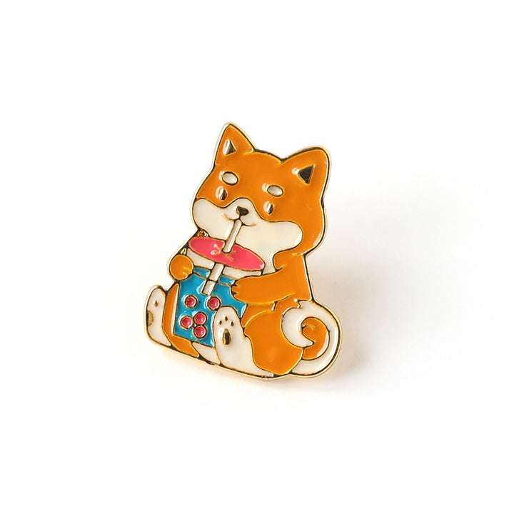 photo packshot du pin's en forme de chien shiba inu et bubble tea roux, roses et bleus