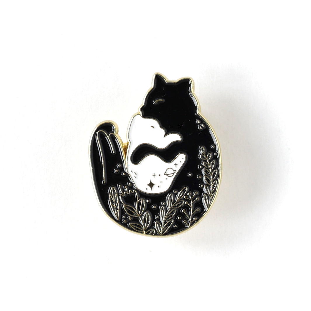 photo packshot du pin's en forme de duo de chats enlacés noirs et blancs