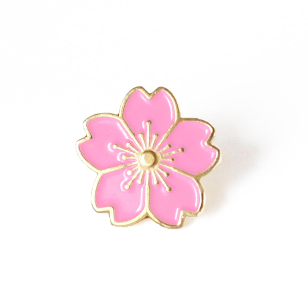 photo packshot du pin's en forme de fleurs de cerisier rose