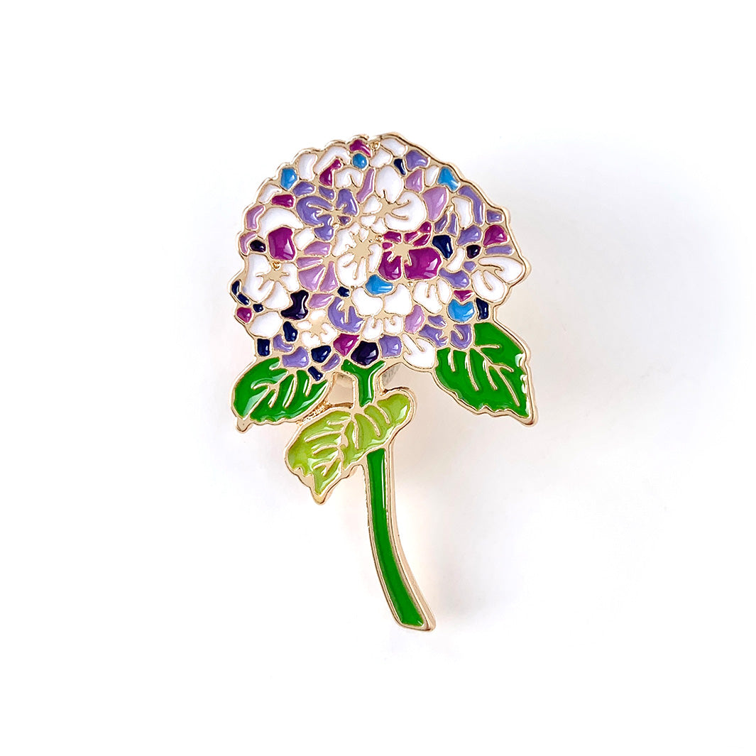 photo packshot du pin's en forme d'hortensia mauve, violet et vert