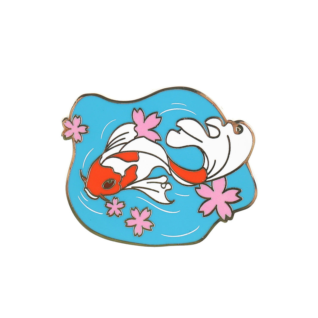 photo packshot du pin's en forme de poissons japonais blanc et orange, de fleurs de cerisier roses et d'étang bleu