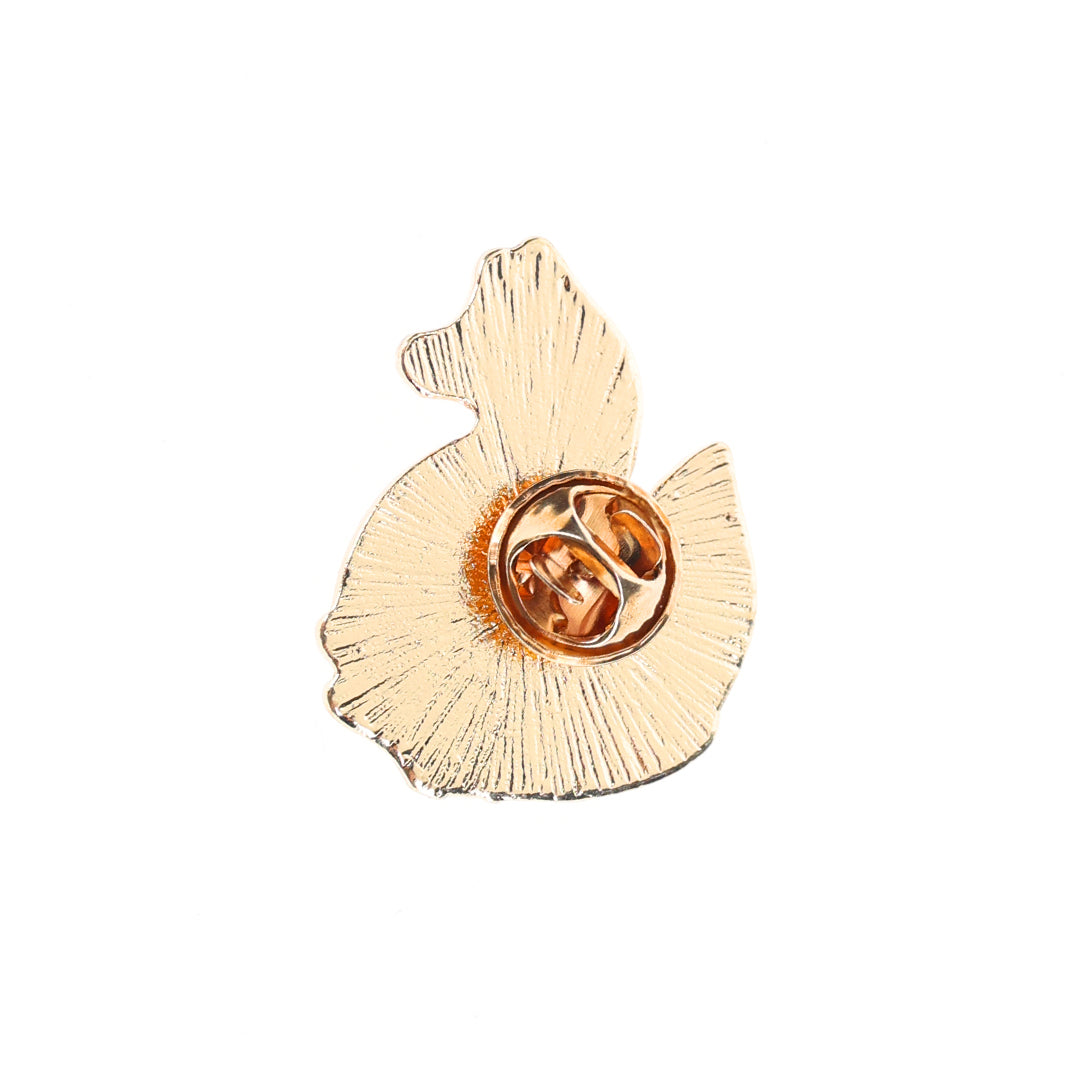 photo packshot du verso du pin's en forme de renard orange et de feuillages verts