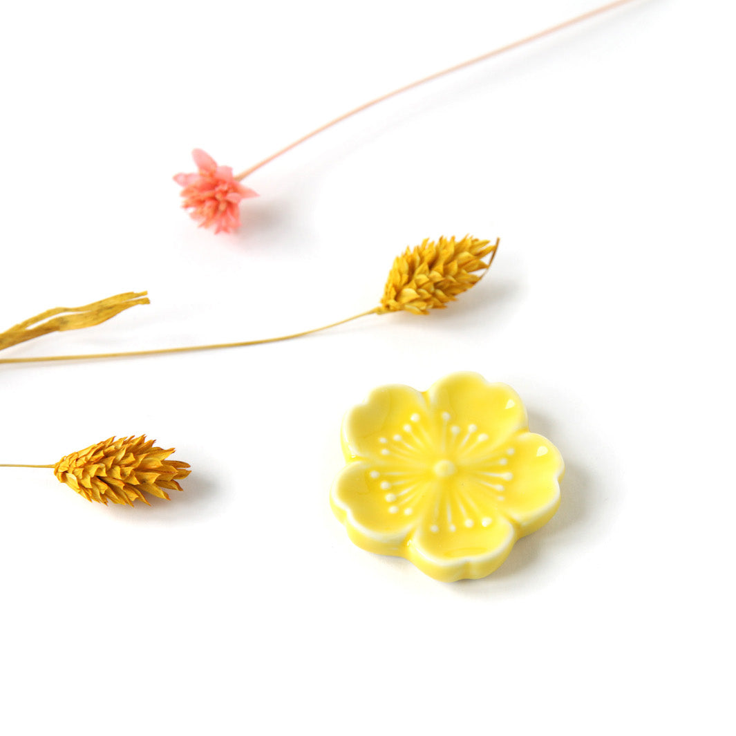 photo packshot du porte-baguettes en forme de sakura de couleur jaune