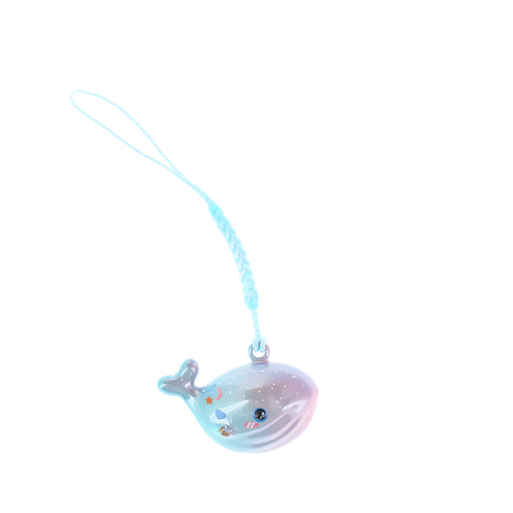 photo packshot d'un porte-clefs en forme de baleine de couleur bleu et violet nacré