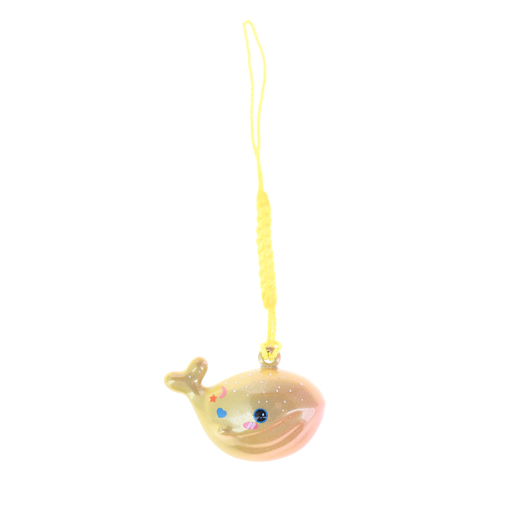 photo packshot d'un porte-clefs en forme de baleine de couleur jaune et orange corail nacré