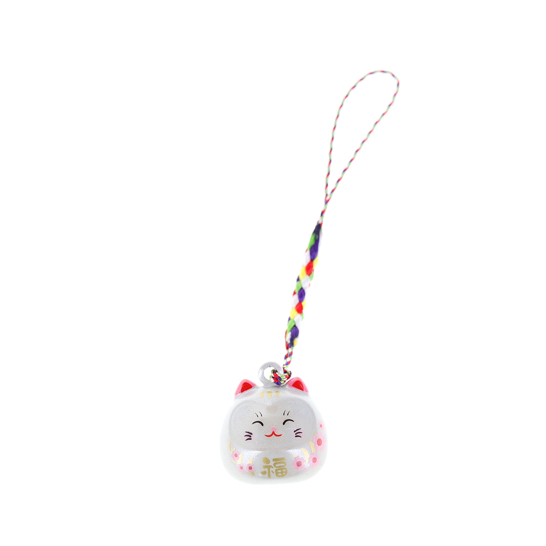 photo packshot d'un porte-clefs en forme de daruma et de chat de couleur blanc nacré