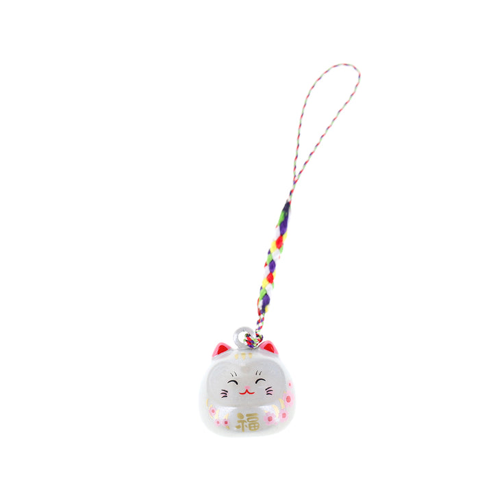 photo packshot d'un porte-clefs en forme de daruma et de chat de couleur blanc nacré