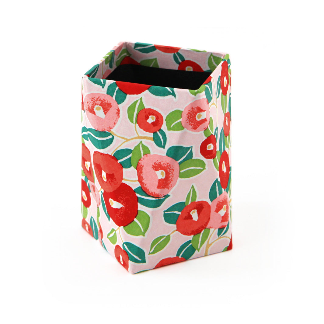 photo packshot d'un pot à crayons prisme aux motifs de camélias, rouges, roses et vert (M722) adeline klam