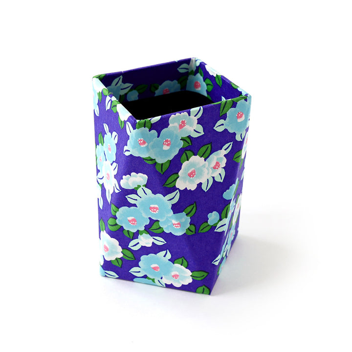 photo packshot du pot à crayon prisme habillé d'un papier japonais aux motifs de camélias tsubaki dans les tons bleu violet, bleu ciel et verts adeline klam (M955)