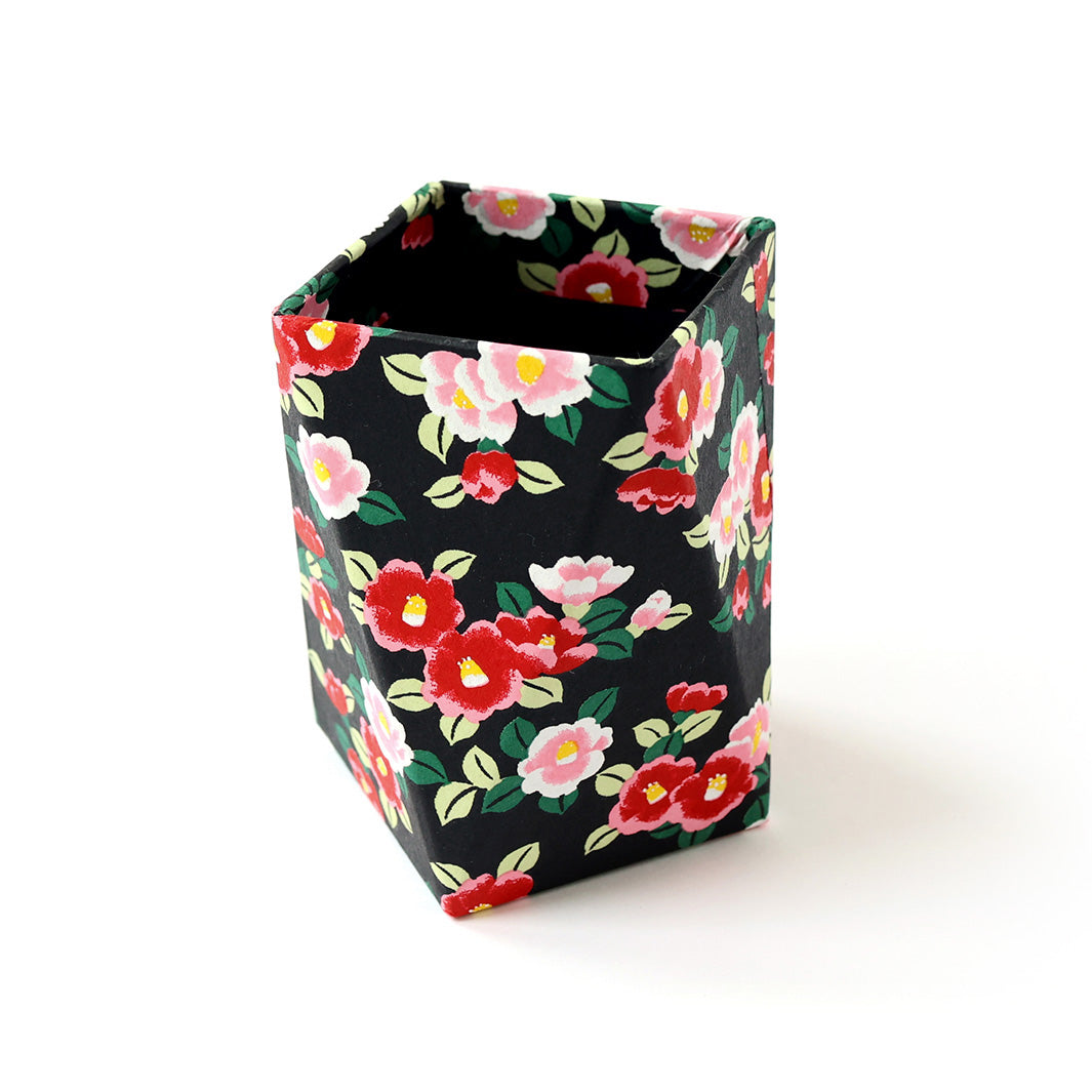 Pot à Crayons Prisme - Camélias Tsubaki - Noir, Rouge, Rose et Vert - M946