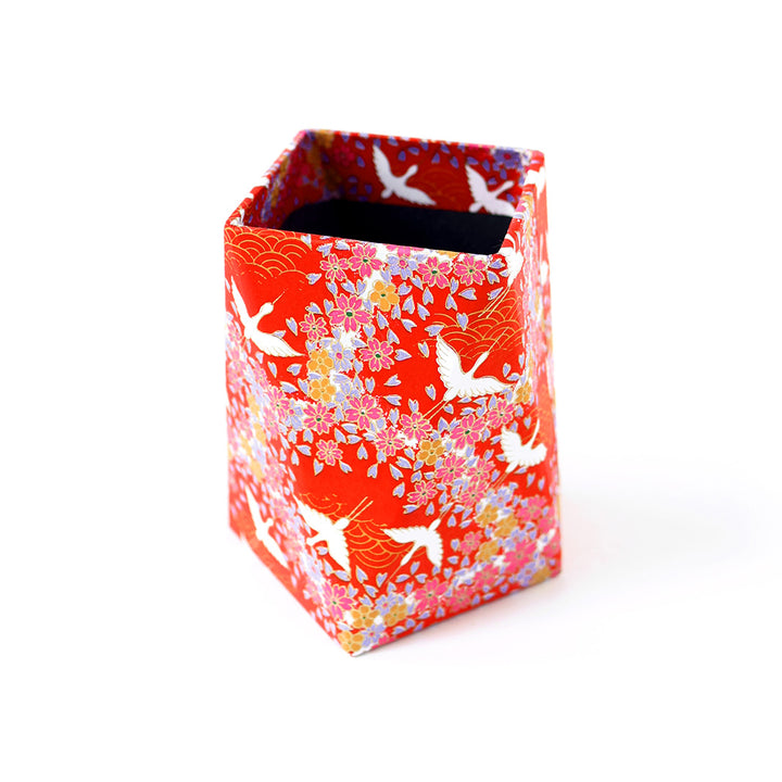 photo packshot du pot à crayon prisme habillé d'un papier japonais aux motifs d'envolée de grues et de nuée de fleurs sur fond rouge adeline klam (M322)