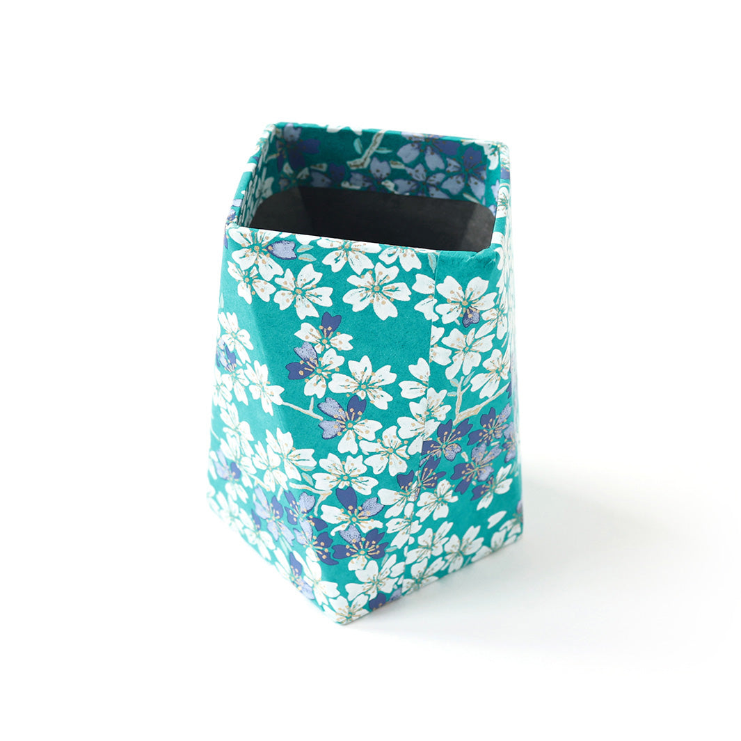 photo packshot du pot à crayon prisme habillé d'un papier japonais aux motifs de fleurs de cerisier dans les tons bleu turquoise, bleu marine, gris violets et blancs adeline klam (M625)