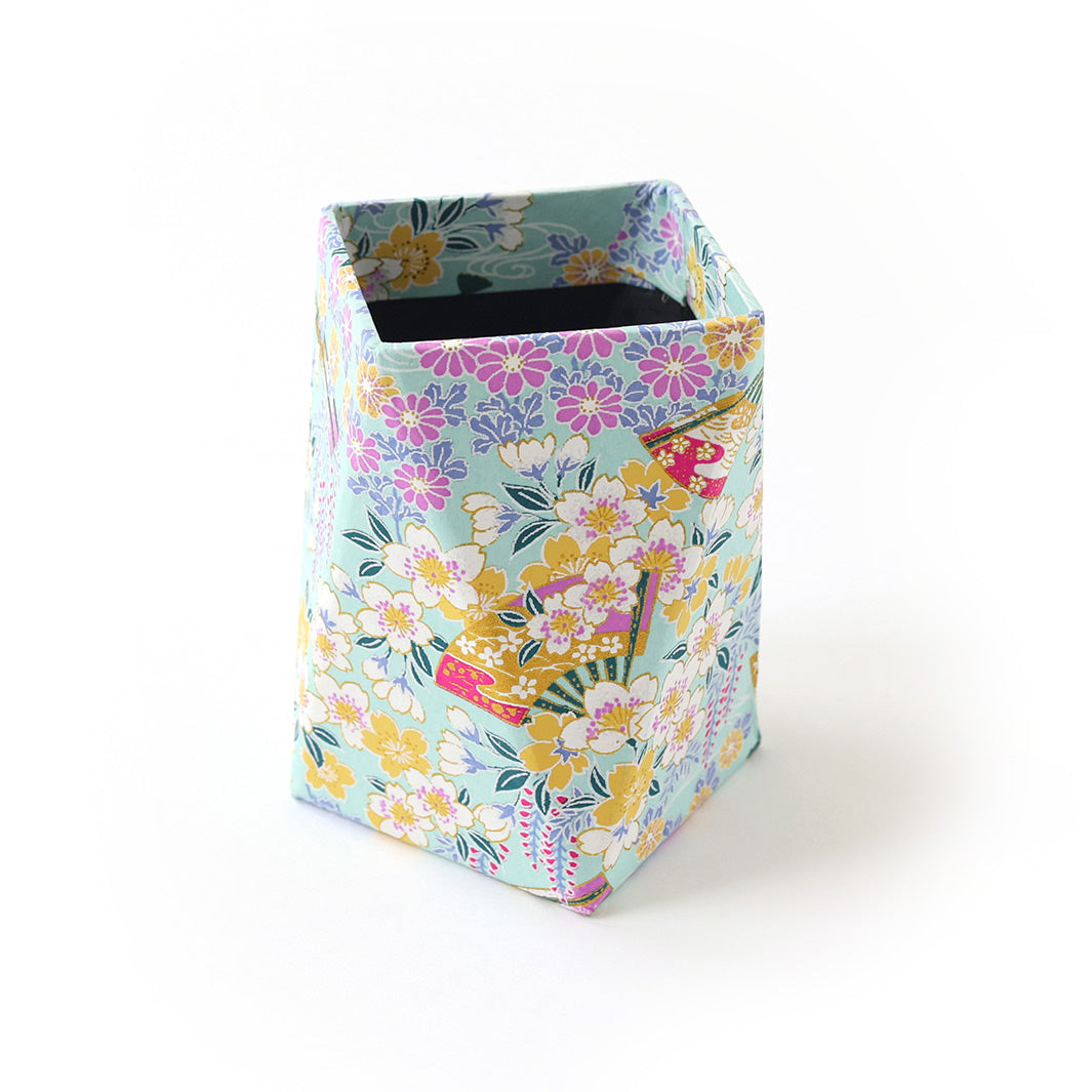 photo packshot du pot à crayon prisme habillé d'un papier japonais aux motifs de fleurs de cerisier, de chrysanthèmes, de glycines et d'éventails vert d'eau, jaunes, mauve, parme et blanc adeline klam (M1017)