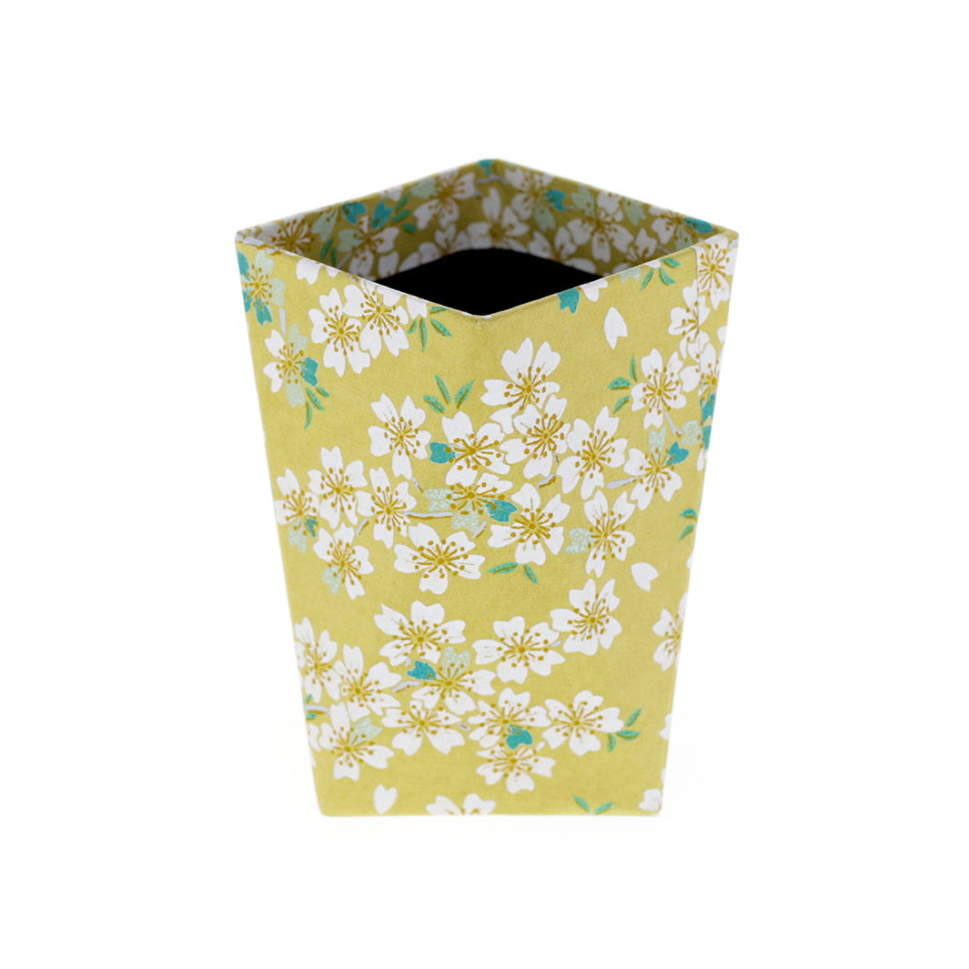 photo packshot du pot à crayon prisme habillé d'un papier japonais au motifs de fleurs de cerisier dans les tons jaune moutarde, vert d'eau et bleu turquoise adeline klam (M578)