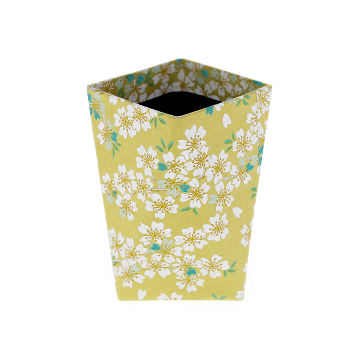 photo packshot du pot à crayon prisme habillé d'un papier japonais au motifs de fleurs de cerisier dans les tons jaune moutarde, vert d'eau et bleu turquoise adeline klam (M578)