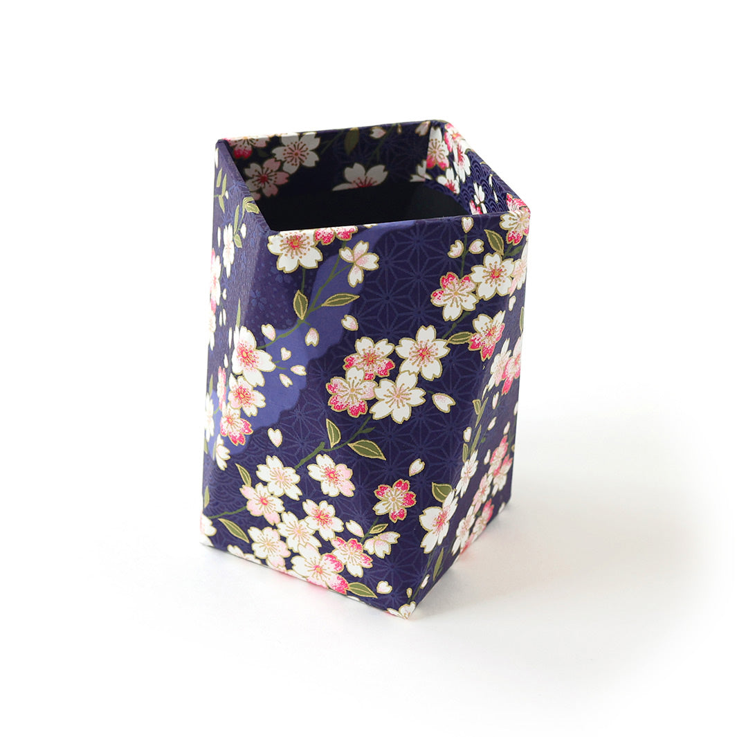 photo packshot du pot à crayon prisme habillé d'un papier japonais aux motifs variés et de fleurs de cerisier bleu violet foncé adeline klam (M734)