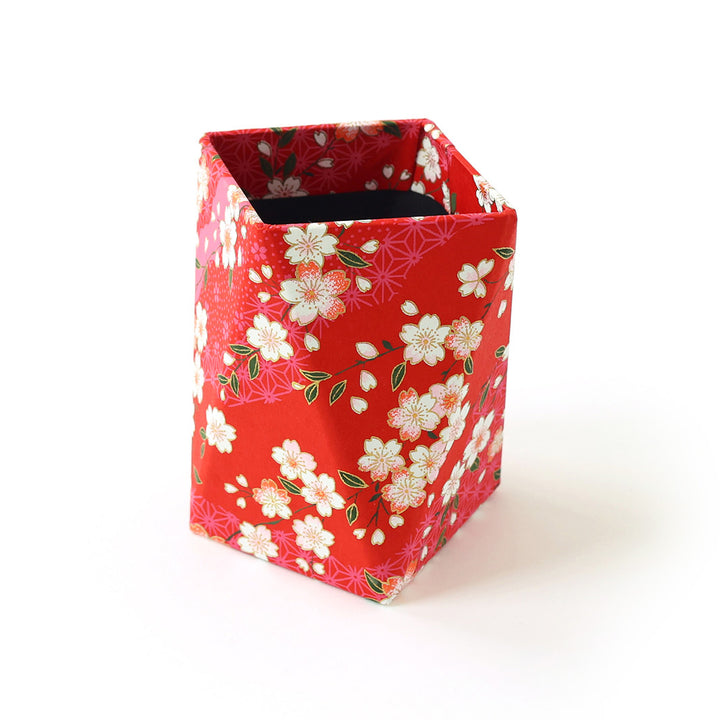 photo packshot du pot à crayon prisme habillé d'un papier japonais aux motifs variés et de fleurs de cerisier rouge carmin adeline klam (M885)