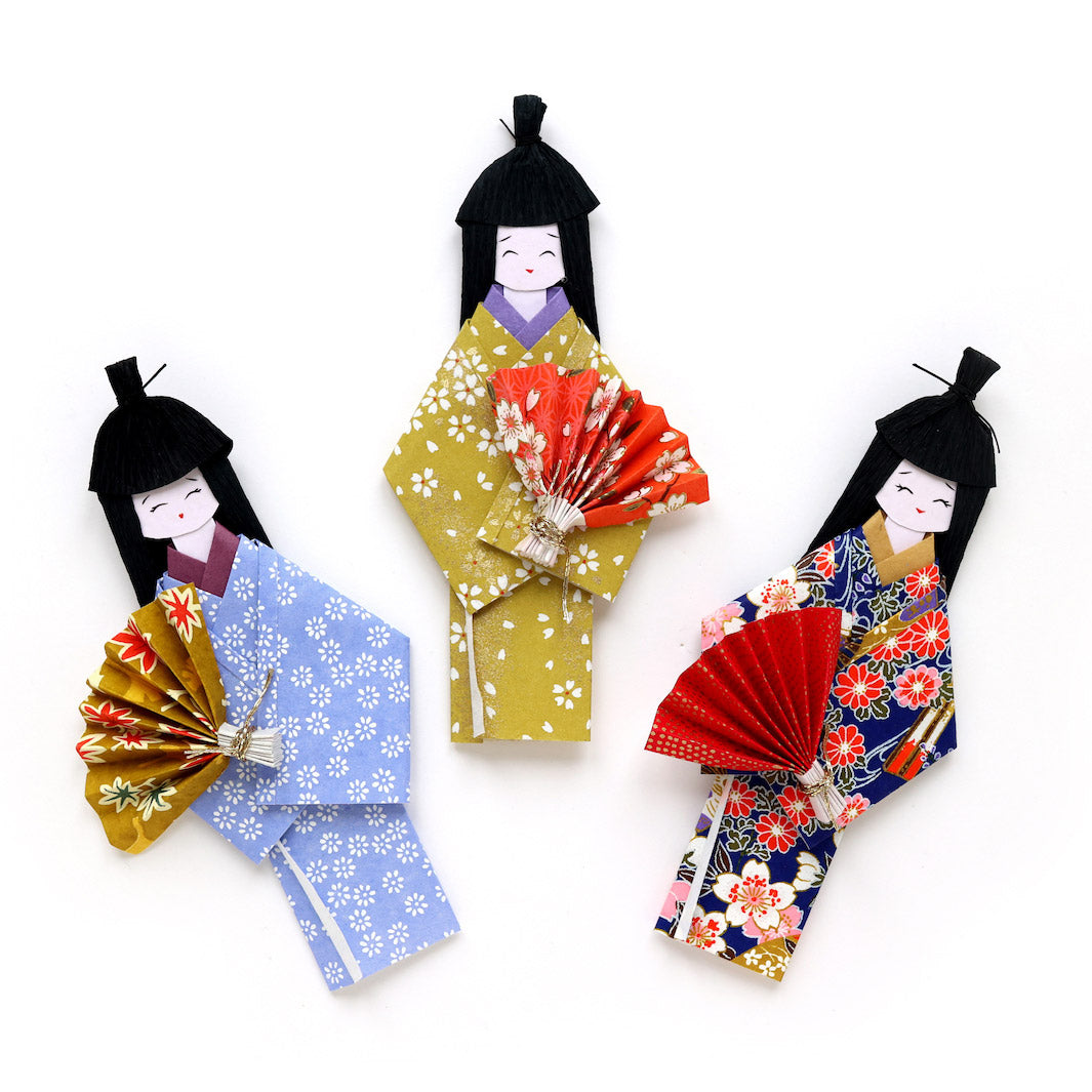 photo packshot des poupées montées du kit poupées japonaises « kimono » dans les tons violets, rouge rose, jaune moutarde et creme adeline klam