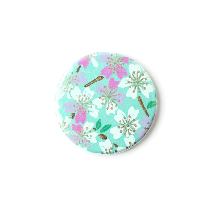 photo packshot du recto de l'aimant en papier japonais de 45mm de diamètre aux motifs de fleurs de cerisier vert menthe, mauve et blancs (M579) adeline klam