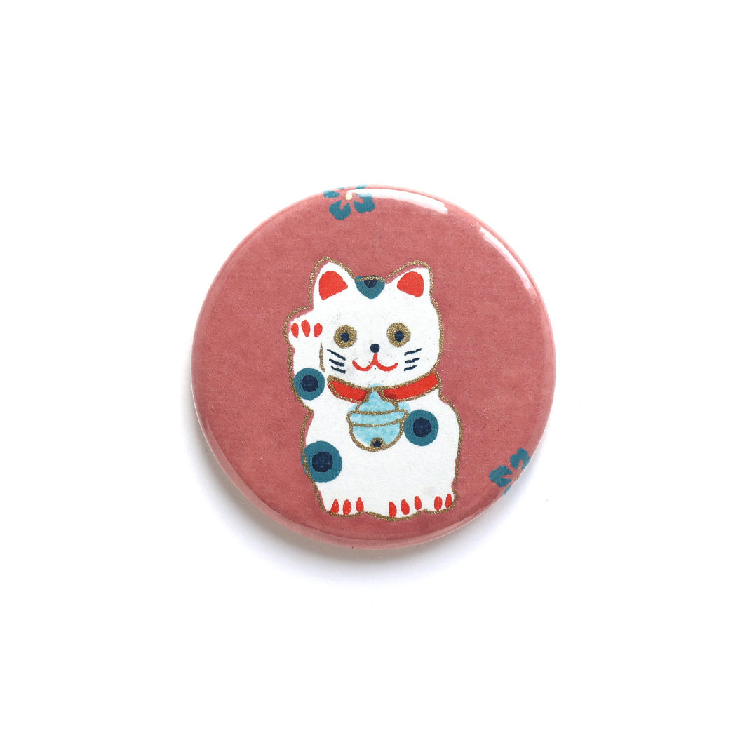 photo packshot du recto de l'aimant en papier japonais de 45mm de diamètre aux motifs de maneki-neko blancs aux détails rouges, bleu ciel et pétrole sur fond rouge lie de vin (M844) adeline klam