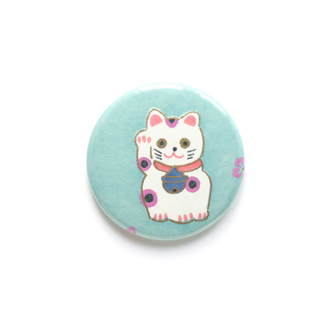 photo packshot du recto de l'aimant en papier japonais de 45mm de diamètre aux motifs de maneki-neko blancs aux détails mauve et corail sur fond vert d'eau (M837) adeline klam