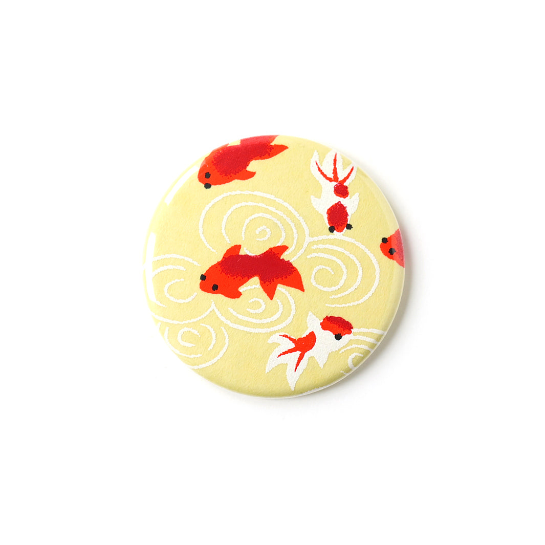 photo packshot du recto de l'aimant en papier japonais de 45mm de diamètre aux motifs de poissons rouges et blancs sur fond jaune (M135) adeline klam