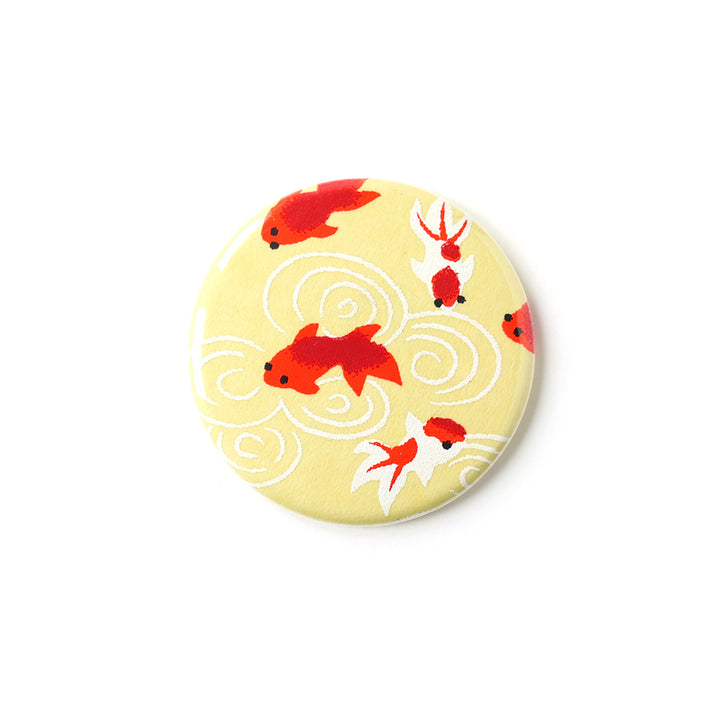 photo packshot du recto de l'aimant en papier japonais de 45mm de diamètre aux motifs de poissons rouges et blancs sur fond jaune (M135) adeline klam